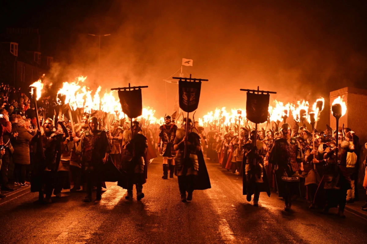 Co roku tysiące ludzi docierają w to oddalone od świata miejsce, żeby wziąć udział w niezwykłym wydarzeniu. Królują tam dym i ogień. Organizowany jest przemarsz z pochodniami, a dzieło wieńczy podpalenie repliki łodzi wikingów. Festiwal Up Helly Aa, jak co roku, odbył się w położonej na terenie Szetlandów miejscowości Lerwick. Mieszkańcy szkockiej wyspy w każdy ostatni wtorek stycznia świętują swoje nordyckie korzenie.