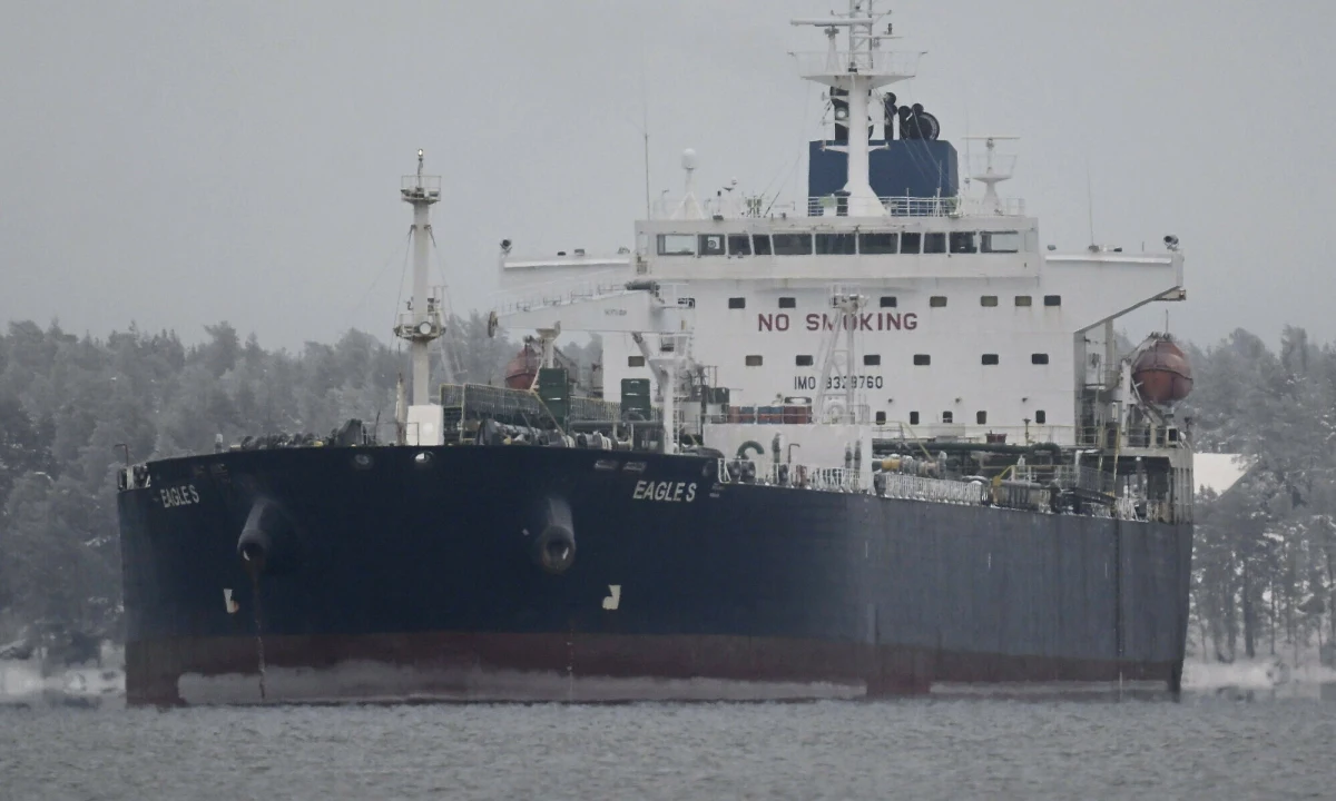 W cenę biletu lotniczego wliczone są różne opłaty. Nie płacimy tylko za taryfę przewoźnika, ale też m.in. pokrywamy środki, jakie linie lotnicze wnoszą na rzecz władz lotniska za korzystanie z jego infrastruktury. Co, jeśliby podobne rozwiązanie wprowadzić na Morzu Bałtyckim? Taki pomysł przedstawił estoński minister obrony Hanno Pevkur, który stwierdził, że firmy żeglugowe, których statki pływają po Bałtyku, mogłyby zostać zobowiązane do uiszczenia opłaty za korzystanie z tego jednego z najbardziej ruchliwych szlaków na świecie. Zebrane w ten sposób środki zostałyby przeznaczone na ochronę podmorskich kabli.