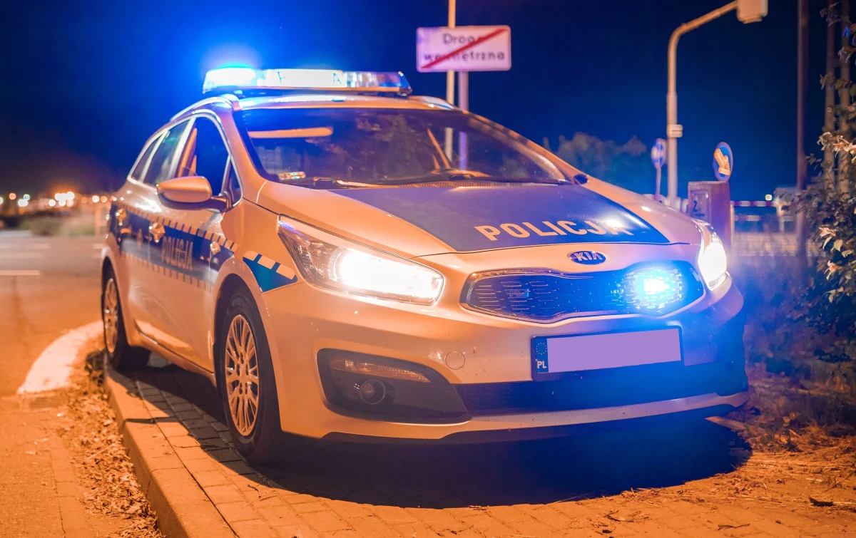 Mieszkaniec Lubowidza (woj. mazowieckie) postanowił, że najlepszym sposobem na powrót do domu będzie... darmowa podwózka od policji. Wymyślona awantura domowa miała być kluczem do zrealizowania planu. Jego pomysł szybko jednak został zdemaskowany, a młody mężczyzna musi liczyć się z poważnymi konsekwencjami.