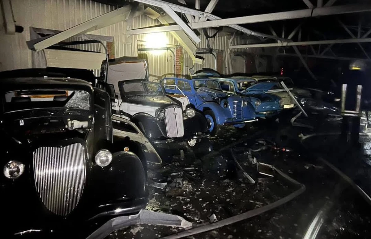 Szczątki zestrzelonego rosyjskiego drona spadły na muzeum zabytkowych samochodów w obwodzie kijowskim. W obiekcie znajdowała się m.in. kolekcja zabytkowych samochodów byłego prezydenta Ukrainy Wiktora Janukowycza. Zniszczonych zostało 9 pojazdów, a niespełna 30 - uszkodzonych. W mediach społecznościowych pojawiły się zdjęcia aut.