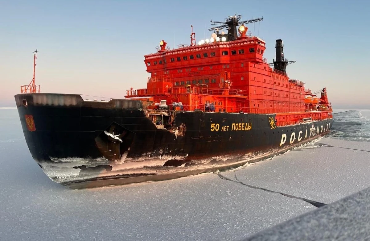 Na Morzu Karskim doszło do kolizji rosyjskiego lodołamacza atomowego ze statkiem towarowym. Rosyjska jednostka - jedna z największych tego typu na świecie - nie wyszła z tego starcia bez szwanku. Uszkodzona została bowiem przednia część kadłuba.