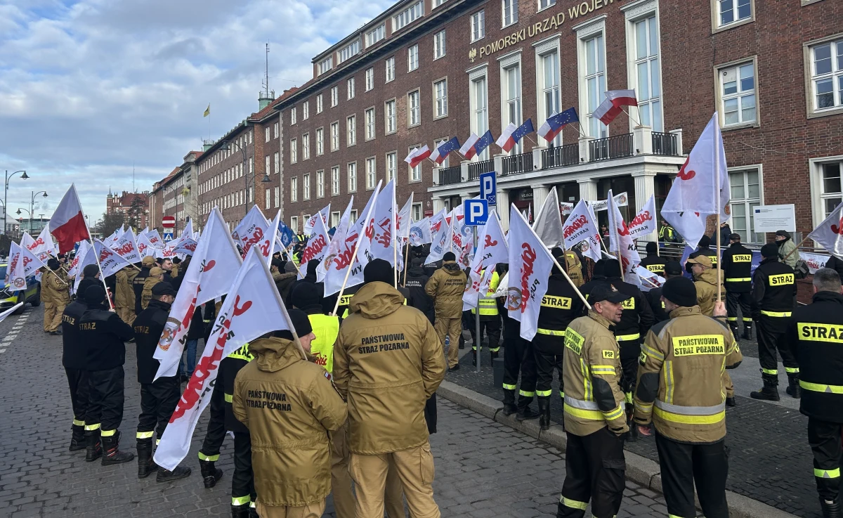 Protest funkcjonariuszy z niezależnych związków zawodowych odbył się w środę przed Pomorskim Urzędem Wojewódzkim w Gdańsku. Pojawili się strażacy, policjanci, strażnicy graniczni, służba więzienna i pracownicy cywilni.