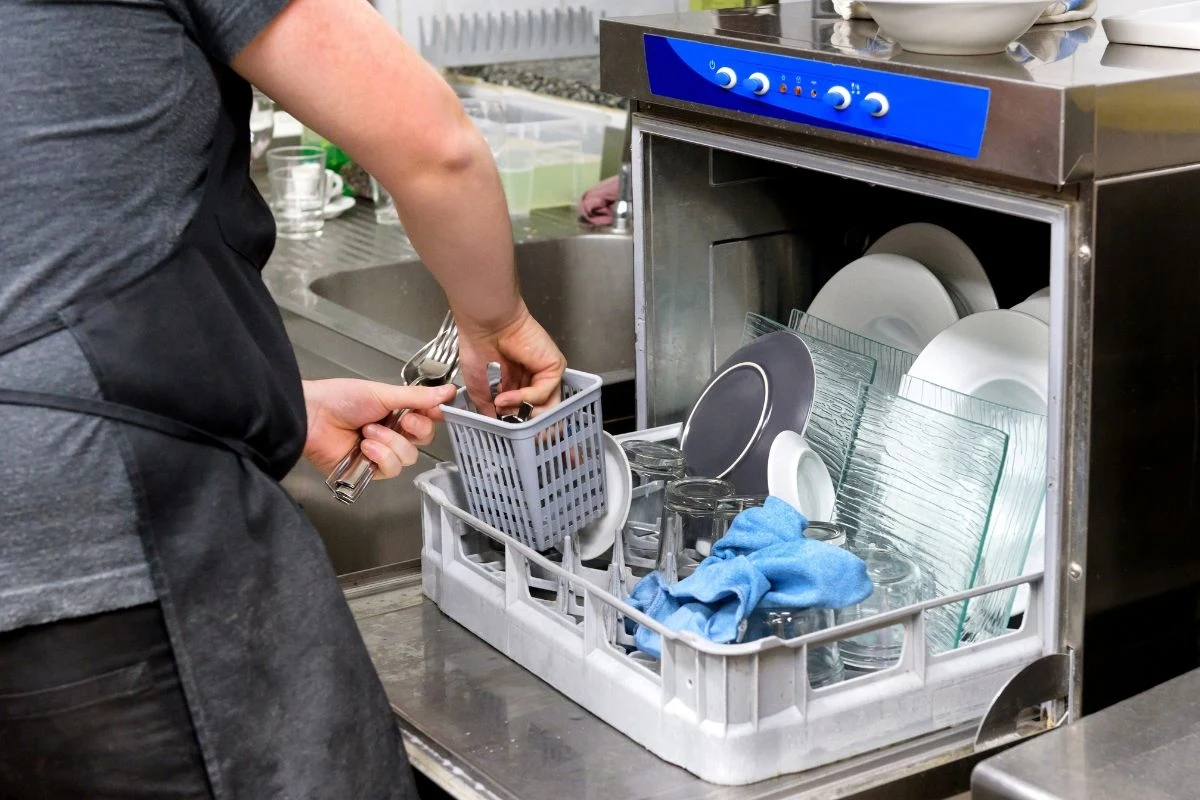 Zmywarki gastronomiczne stanowią nieodzowny element wyposażenia profesjonalnych kuchni, zapewniając efektywne i higieniczne mycie naczyń, sztućców oraz szkła. Wybór odpowiedniego urządzenia zależy od specyfiki lokalu, ilości obsługiwanych gości oraz rodzaju naczyń. Poniżej przedstawiamy najpopularniejsze rodzaje profesjonalnych zmywarek dostępnych na rynku.