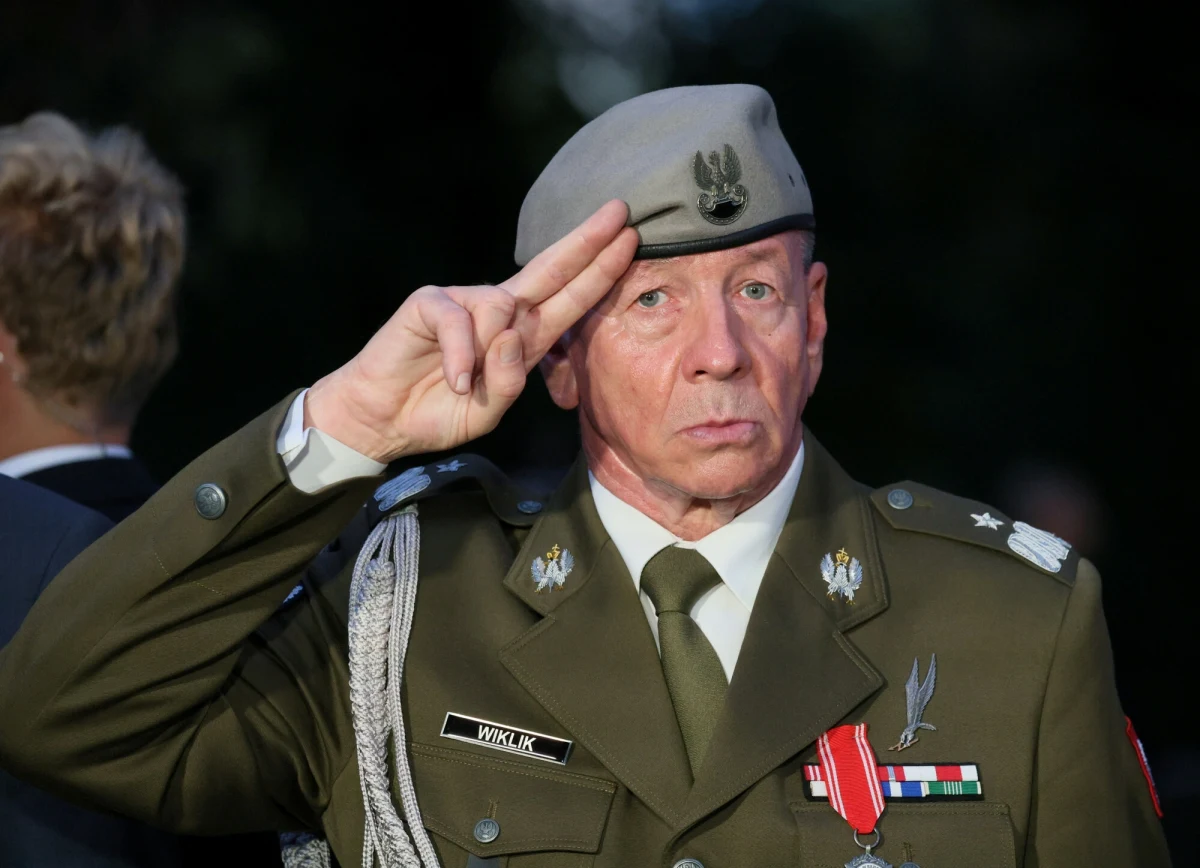 Najbardziej prawdopodobnym następcą Jacka Siewiery jest generał Mirosław Wiklik, jeden z zastępców szefa Biura Bezpieczeństwa Narodowego. Według nieoficjalnych ustaleń dziennikarza RMF FM Tomasza Skorego do zmiany na stanowisku szefa BBN dojdzie w najbliższych dniach. Dopiero wtedy faktem stanie się ogłoszona kilka dni temu rezygnacja Jacka Siewiery.