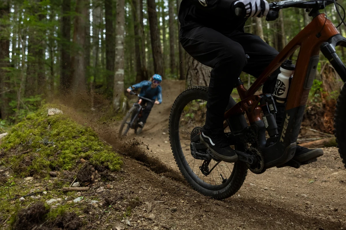 Ranking rowerów elektrycznych MTB co roku budzi emocje wśród mniej i nieco bardziej zaawansowanych kolarzy. E-bike’i są chwalone za wszechstronność, ekologię, wsparcie kolarza w trudnym terenie oraz pozytywny wpływ na zdrowie bez nadmiernego wysiłku. Producenci co roku odświeżają portfolio produktów, a jak wiadomo, najlepszy czas na zakup jednośladu na sezon wiosenny to zima. Pora więc rozejrzeć się wśród polecanych modeli! Jaki rower elektryczny MTB wybrać i na co zwrócić uwagę przy zakupie?