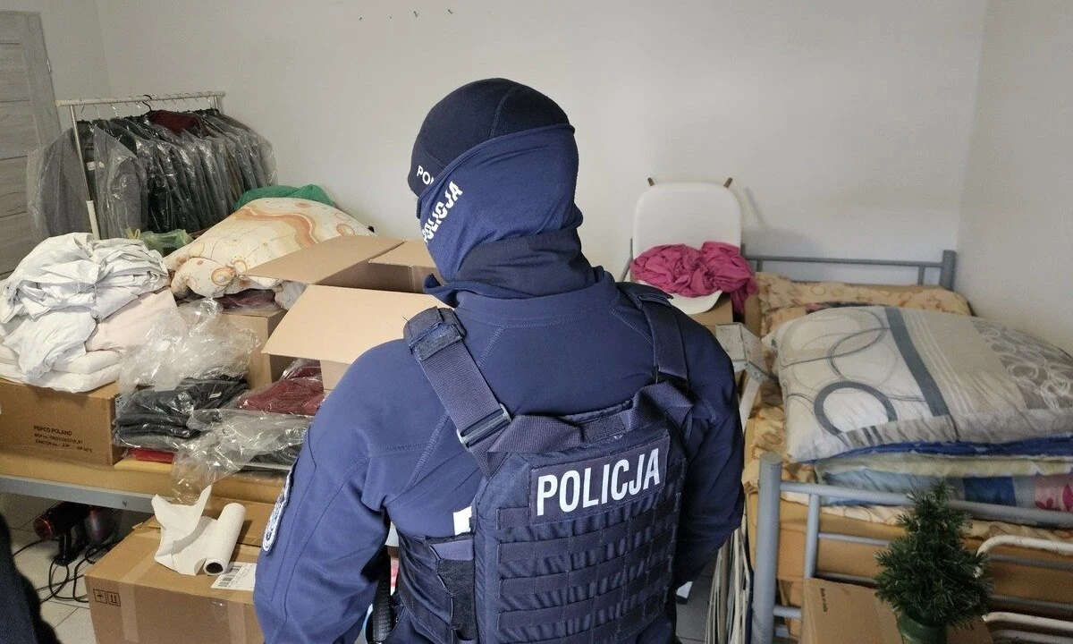 Na szlakach kolejowych montowali fotopułapki, przez co śledzili ruch pociągów, potem włamywali się do przewożonych kontenerów i kradli interesujące ich wartościowe rzeczy, a na koniec spieniężali je przy pomocy paserów i dzielili się zyskami. Taki był sposób działania gangu, który rozbili śląscy policjanci. Tylko podczas ostatnich dwóch skoków członkowie grupy przestępczej skradli towary o wartości ponad miliona złotych.