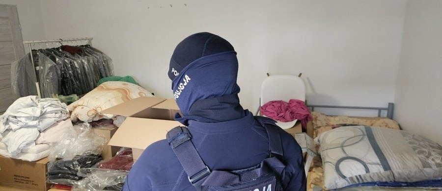Na szlakach kolejowych montowali fotopułapki, przez co śledzili ruch pociągów, potem włamywali się do przewożonych kontenerów i kradli interesujące ich wartościowe rzeczy, a na koniec spieniężali je przy pomocy paserów i dzielili się zyskami. Taki był sposób działania gangu, który rozbili śląscy policjanci. Tylko podczas ostatnich dwóch skoków członkowie grupy przestępczej skradli towary o wartości ponad miliona złotych.