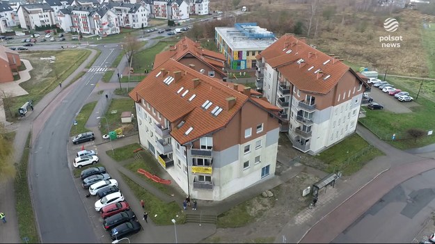 Są zarzuty dla dewelopera i projektantów bloku w Stargardzie na Pomorzu Zachodnim. Budynek, w którym zamieszkało 14 rodzin, stał się dla nich zagrożeniem. Po tym, jak zaczęły pękać w nim ściany, konieczna była ewakuacja mieszkańców. Od ponad dwóch lat nie mogą wrócić i odzyskać swoich mieszkań. Wojciech Gaweł.