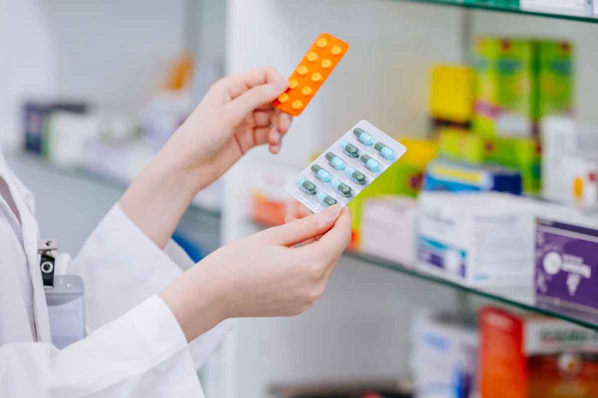 Recepty na bezpłatne leki dla dzieci do 18. roku życia i seniorów po ukończeniu 65. roku życia będą mogli wystawić wszyscy lekarze niezależnie od tego, czy mają kontrakt z Narodowym Funduszem Zdrowia, czy go nie mają. Prezydent Andrzej Duda podpisał nowelizację ustawy o świadczeniach opieki zdrowotnej finansowanych ze środków publicznych oraz niektórych innych ustaw.