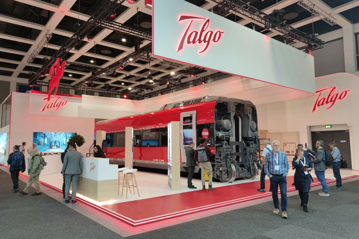 "Jestem wielkim entuzjastą kolei. Marzę o tym, żeby kiedyś można było szybkim pociągiem przejechać z Warszawy aż do Madrytu" - mówił po spotkaniu ze swoim hiszpańskim odpowiednikiem polski minister spraw zagranicznych Radosław Sikorski. Zdradził, że wśród tematów jego rozmowy z Jose Manuelem Albaresem była polska oferta kupna hiszpańskiego producenta taboru kolejowego - Talgo.