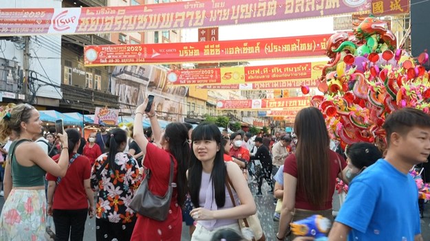 Tysiące mieszkańców i turystów świętuje Księżycowy Nowy Rok w Yaowarat. Jest to duża dzielnica Chinatown w Bangkoku.