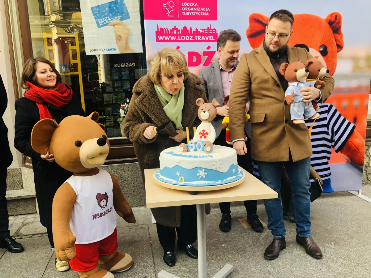 Animowany Miś Uszatek, niezmiennie uwielbiany przez pokolenia dzieci na całym świecie, obchodzi dziś swoje 50. urodziny. Stworzony przez łódzkie studio Se-Ma-For ten sympatyczny bohater animacji pozostaje jednym z najbardziej rozpoznawalnych symboli miasta Łodzi, ciesząc się popularnością nie tylko w Polsce, ale i na odległych kontynentach.