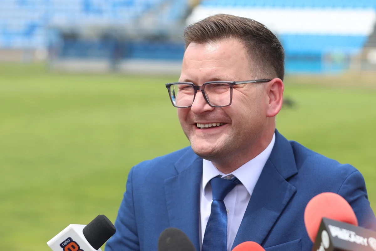 Będą kolejne ograniczenia w ruchu dla kierowców na Śląsku. W Chorzowie pojawiły się uszkodzenia na estakadzie w centrum miasta. To część trasy nr 79, którą m.in. prowadzą dojazdy do autostrad A1 i A4. Jak dziś oficjalnie zapowiedział prezydent Chorzowa, od poniedziałku, czyli od 3-go lutego wprowadzony zostaje tam zakaz poruszania się po estakadzie pojazdów powyżej 12-u ton. Dla nich wyznaczone zostaną objazdy.