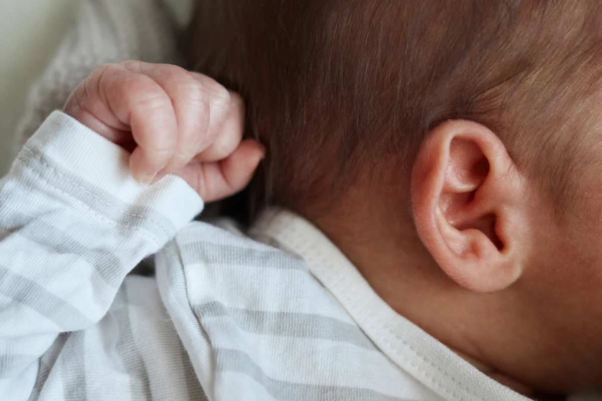 "Nie zostałem po raz szósty dziadkiem, ale tak się trochę czuję - jest pierwsze dziecko z naszego programu in vitro, dziewczynka! Wszyscy na nią czekaliśmy, nie tylko rodzice" - powiedział w środę premier Donald Tusk w nagraniu zamieszczonym w mediach społecznościowych. Do programu refundacji in vitro zakwalifikowanych jest ponad 23 tys. par, udało się uzyskać 9 258 ciąż.