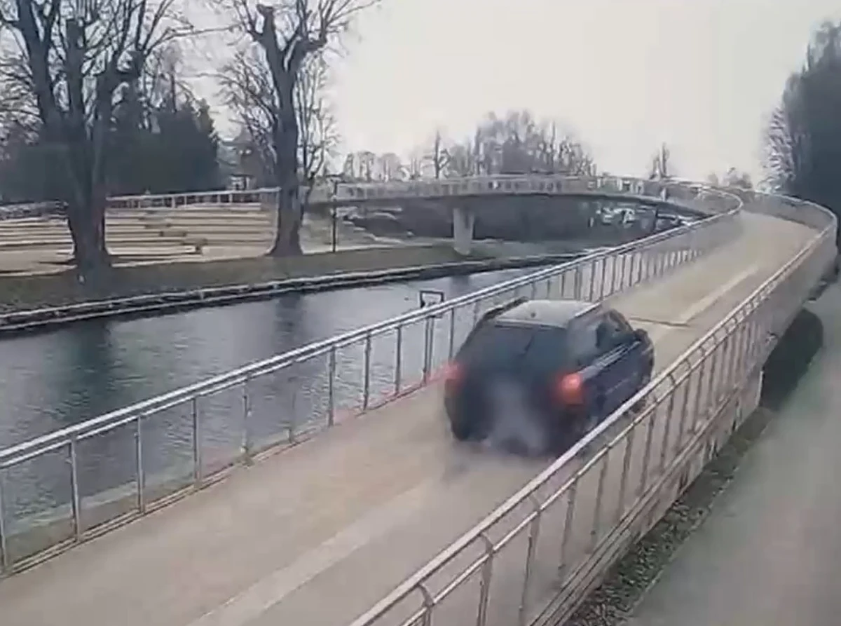 Kobieta wjechała na kładkę dla pieszych przy ulicy Nadbrzeżnej w Giżycku (Warmińsko-Mazurskie). Zrobiła to, by skrócić sobie drogę do pracy. Grozi jej mandat w wysokości 1500 zł i 8 punktów karnych.