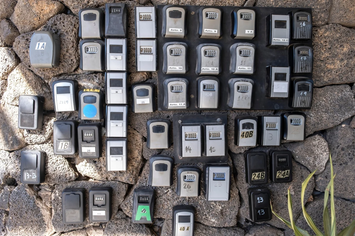 W Rzymie rozpoczął się w środę demontaż skrytek na klucze do mieszkań, które wynajmowane są turystom. To wynik rozporządzenia ministerstwa spraw wewnętrznych, na mocy którego wprowadzono obowiązek osobistego meldowania i rejestracji przybyszy. Dotychczas robiono to zdalnie, a turyści otwierali skrzynki przy pomocy otrzymanego kodu. Skrytki uważane są za symbol "nadmiernej turystyki". Jej przeciwnicy w wielu włoskich miastach zaklejają je taśmami czy zrywają. 