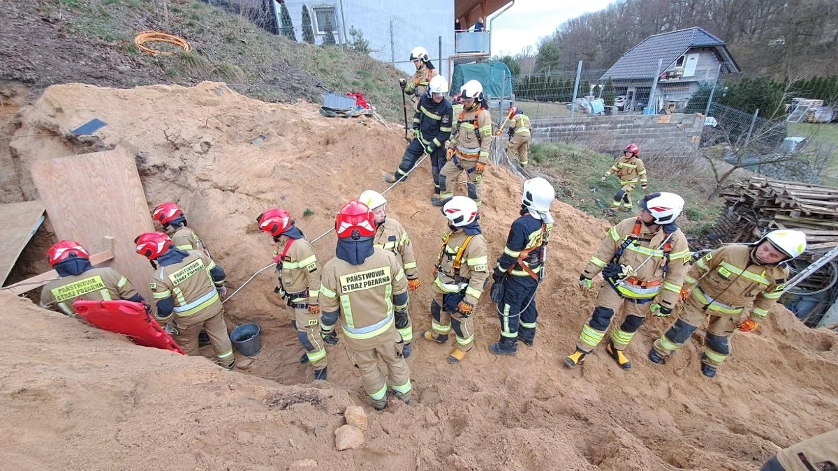 Zakończyła się akcja ratunkowa w Mierzwinie w powiecie bolesławieckim na Dolnym Śląsku. Na dwóch mężczyzn, którzy kładli światłowód, osunęła się tam ziemia ze skarpy. 