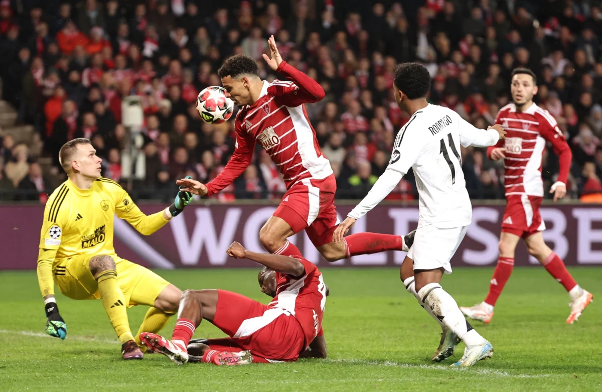 Bezpośredni awans do 1/8 finału Ligi Mistrzów w nowym formacie uzyskały drużyny Liverpoolu, Barcelony, Arsenalu, Interu, Atletico, Bayeru Leverkusen, Lille i Aston Villi. W barażach wystąpią m.in. PSG, Bayern Monachium i Real Madryt. Niewiele brakowało, by z turniejem pożegnała się ekipa Manchesteru City. Drużyna Pepa Guardioli przegrywała u siebie do przerwy z Club Brugge Michała Skórasia.
