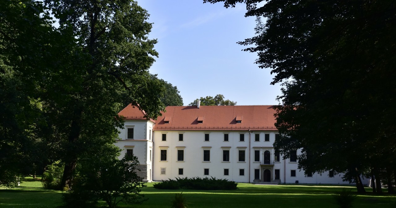 Nazywają go małym Wawelem. Dojedziesz do niego pociągiem