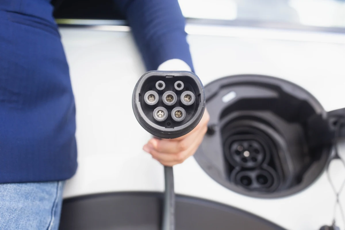 Po Polsce jeździ prawie 81 tysięcy aut całkowicie elektrycznych i ponad 141 tysięcy samochodów z napędem elektrycznym - wynika z najnowszych danych Licznika Elektromobilności. Od 3 lutego ma ruszyć nowy program dopłat do zakupu i leasingu samochodów elektrycznych. Ile wyniesienie maksymalne dofinansowanie i jakie konkretnie modele tzw. elektryków cieszą się wśród Polaków największą popularnością?