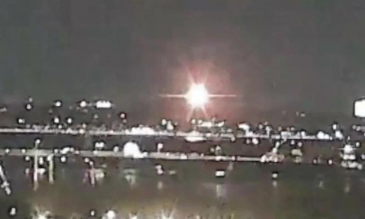 Katastrofa powietrzna koło Waszyngtonu. Samolot pasażerki zderzył się ze śmigłowcem Black Hawk w powietrzu i spadł do rzeki Potomac przy podejściu do lądowania na lotnisku Ronalda Reagana. Pierwszą z maszyn podróżowały 64 osoby, drugą - 3. W mediach społecznościowych pojawiło się nagranie, na którym widać moment katastrofy.