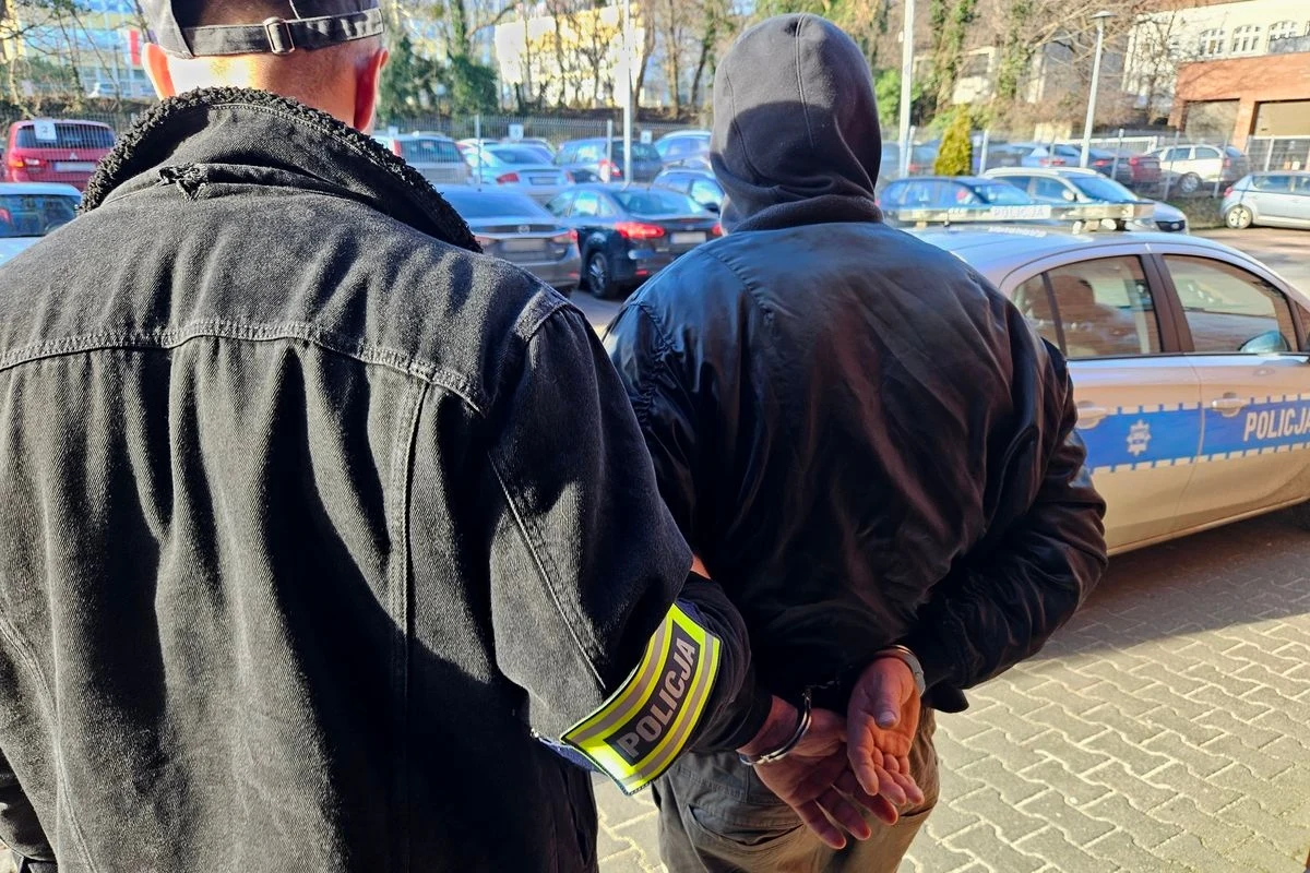 W Gdańsku zatrzymano 41-latka podejrzanego o podpalenie budynku dawnej kasy biletowej na sopockim Hipodromie. Mężczyzna usłyszał zarzut uszkodzenia zabytku poprzez jego podpalenie. Trafił na 3 miesiące do aresztu. 