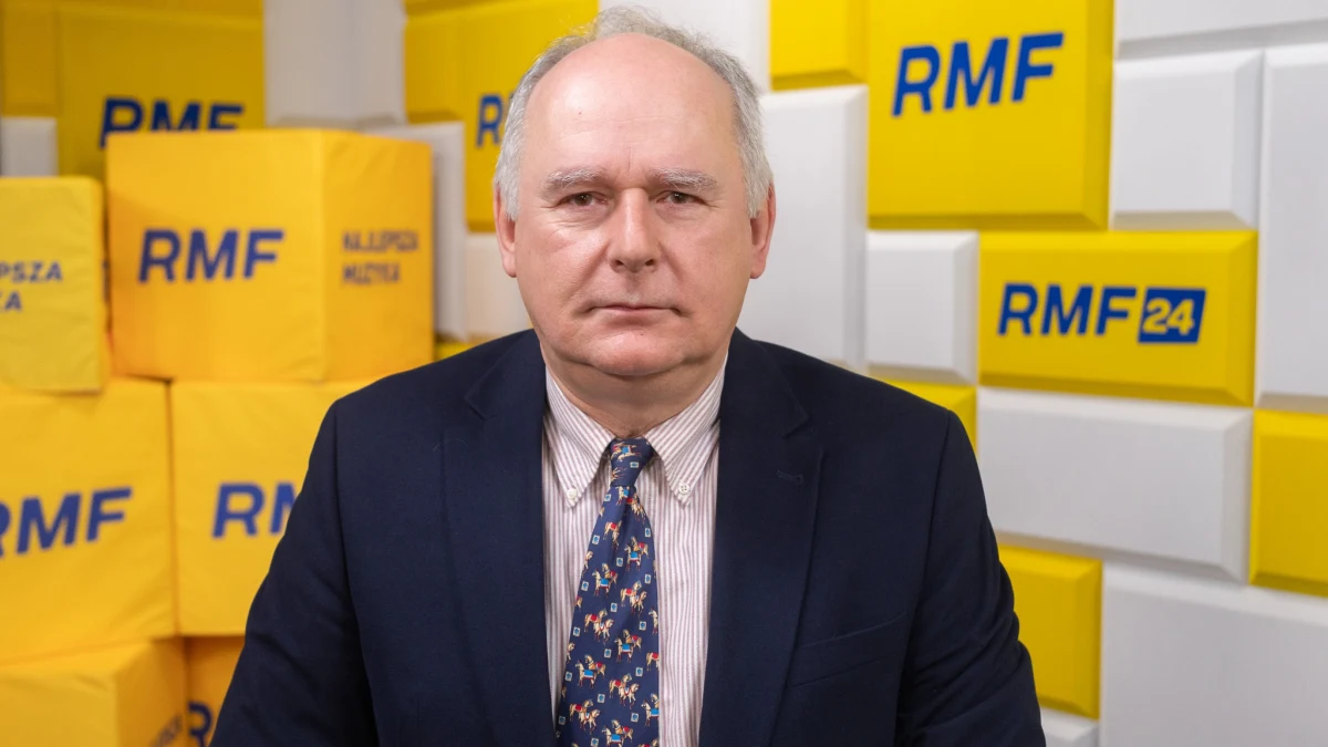 "Dementuję. Naszymi partnerami są prywatne firmy, które normalnie funkcjonują. Zaraz po tym, jak dowiedzieliśmy się o próbie zamachu stanu, sprawdziliśmy i u producenta, i w oficjalnych źródłach rządowych, czy to grozi jakimkolwiek dostawom. Dowiedzieliśmy się, że nie" - powiedział w Porannej rozmowie w RMF FM Paweł Zalewski, wiceminister obrony narodowej z Polski 2050, odnosząc się do informacji koreańskich mediów, jakoby Polska zawiesiła kontrakty zbrojeniowe z tym krajem.