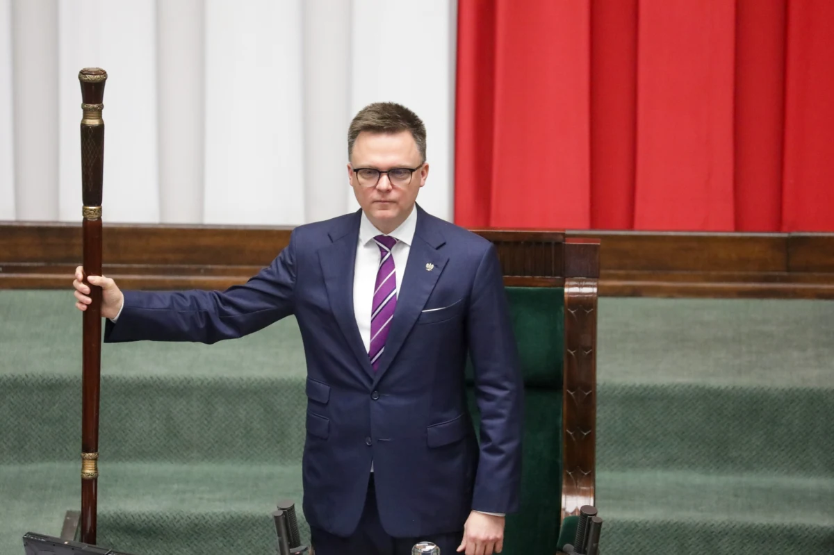 Nie wszystkie propozycje, które zapowiadał marszałek Szymon Hołownia, mają znaleźć się w uchwale dotyczącej zmian w regulaminie Sejmu - ustalił dziennikarz RMF FM Kacper Wróblewski. Zielone światło mają dostać takie kwestie jak: zwiększone kary dla posłów za nieobecność, zmniejszenie liczby zespołów parlamentarnych czy rezygnacja z wniosków formalnych. Pod znakiem zapytania stoją cykliczne wystąpienia szefa rządu w Sejmie.