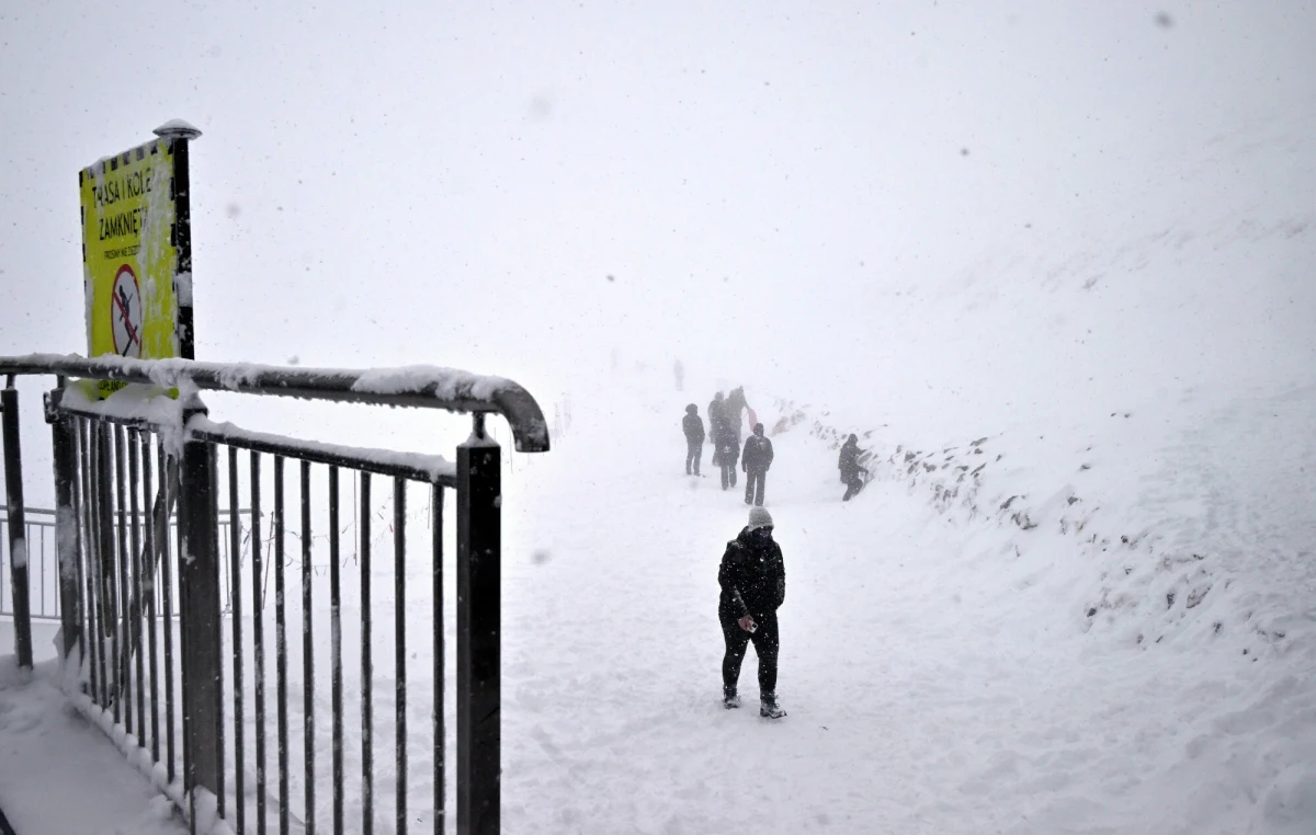 Straż Tatrzańskiego Parku Narodowego ukarała mandatami strażaków ochotników! W czasie Pucharu Świata w skokach narciarskich w Zakopanem odpalili oni race świetlne na szczycie Kasprowego Wierchu. Teraz zapłacą po 500 złotych kary. 