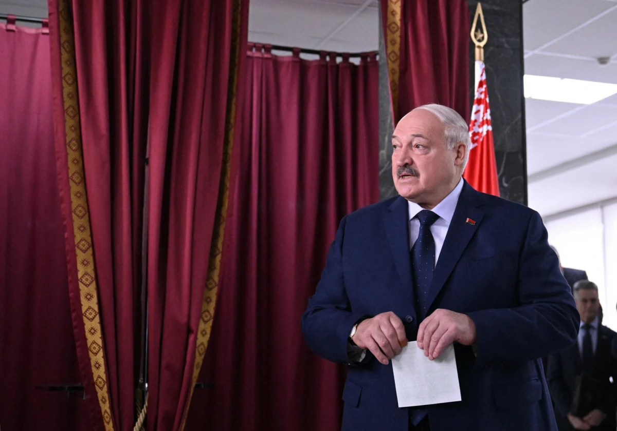 Alaksandr Łukaszenka wzmaga represje wobec osób, które przebywają za granicą, a wcześniej uciekły przed działaniami reżimu w kraju. Teraz chodzi o osoby, które w miniony weekend w kilku europejskich miastach brały udział w opozycyjnych marszach w proteście przeciwko "pseudowoborom na Białorusi".