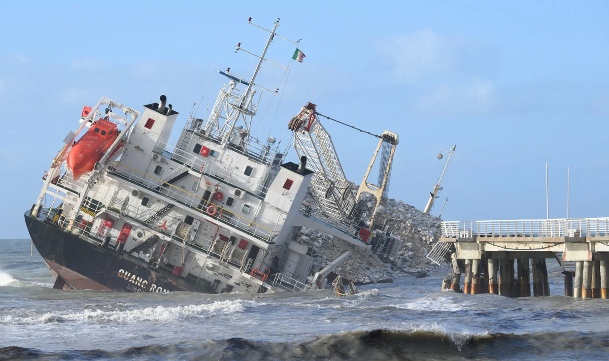 Około 100-metrowy statek, pływający pod banderą Cypru, osiadł na mieliźnie u wybrzeży Toskanii. Jednostka uszkodziła molo w miejscowości Marina di Massa.