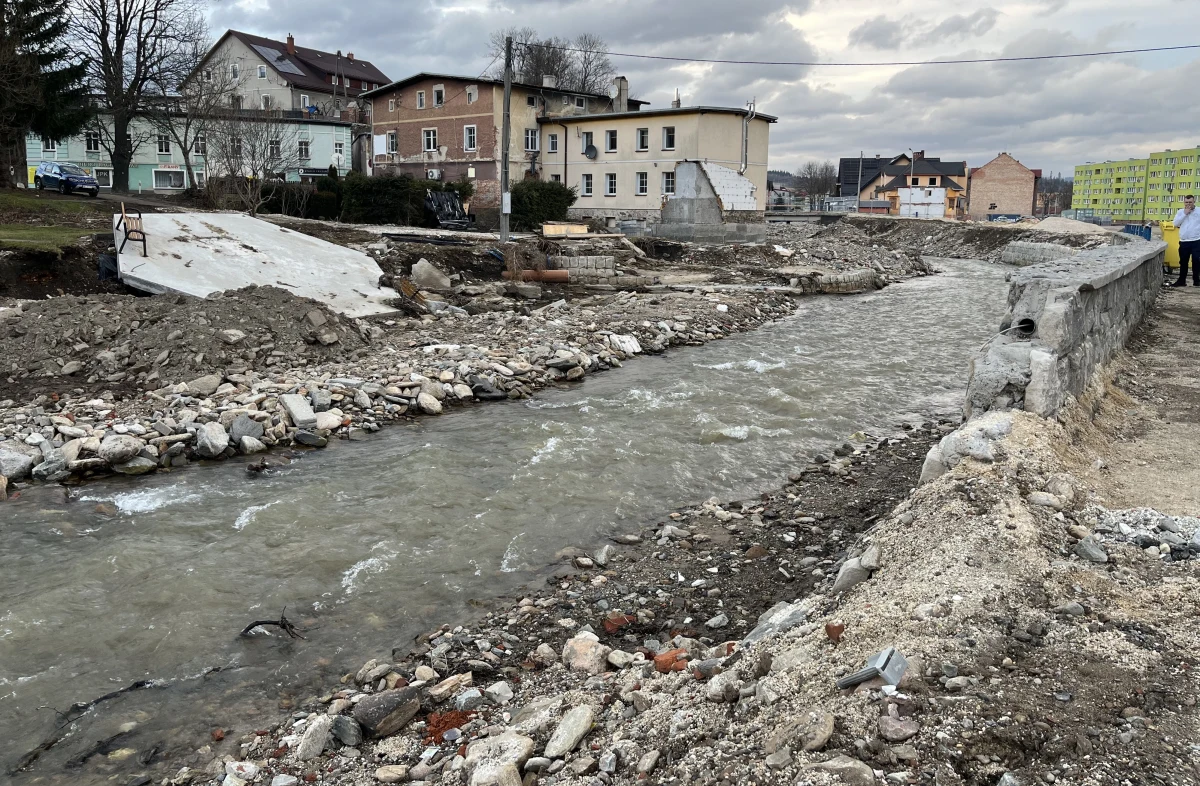 Z krajobrazu Stronia Śląskiego zniknęło po powodzi wiele budynków. Przed mieszkańcami ogromne wyzwanie - trzeba zagospodarować puste miejsca. Koncepcję nowego miasta ma stworzyć zespół, który właśnie powołał burmistrz. 