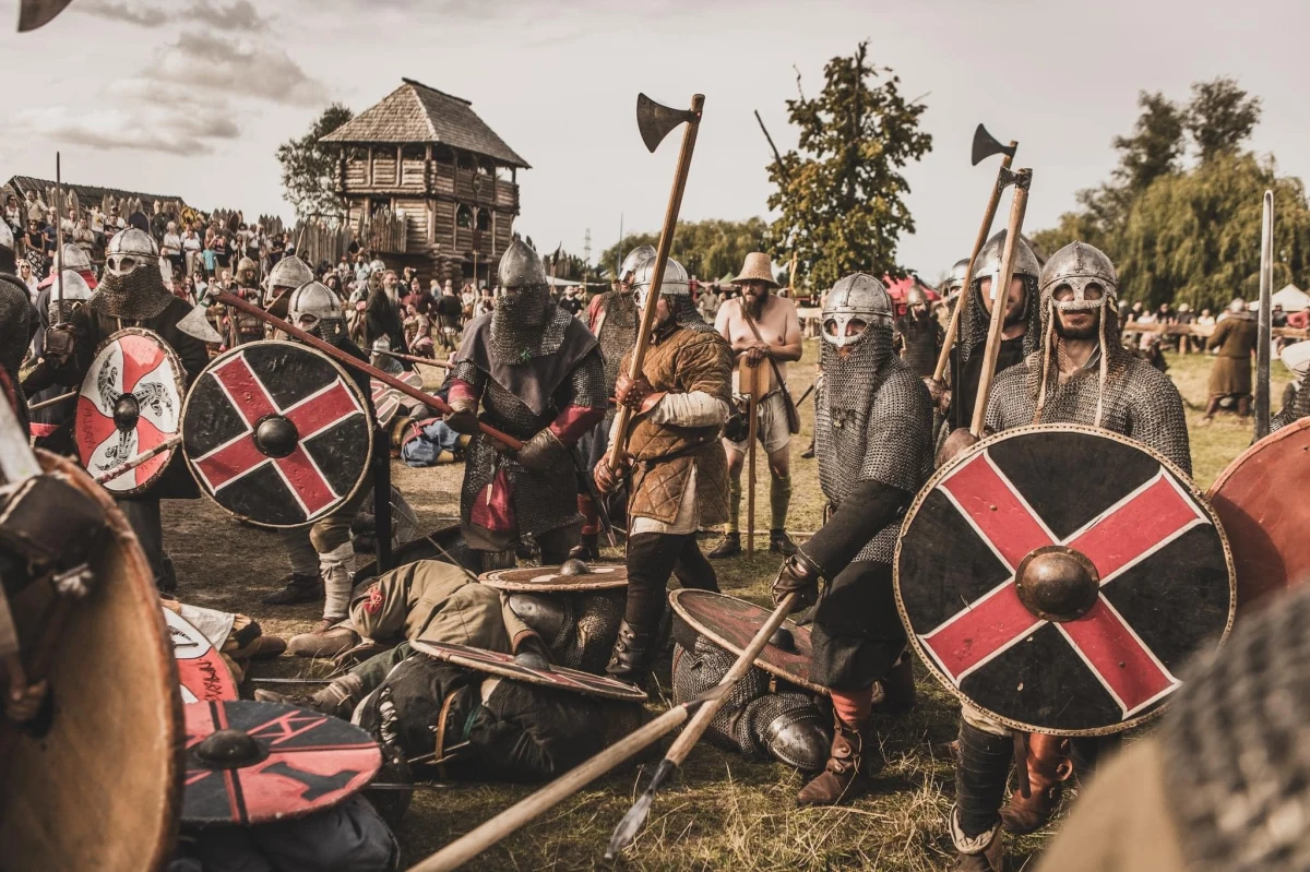 ​Naukowcy z Aarhus w Danii wspólnie z polskimi archeologami chcą szukać w Wolinie w Zachodniopomorskiem śladów wikingów. W tym roku mają się tam rozpocząć wykopaliska. Prace potrwają trzy sezony.