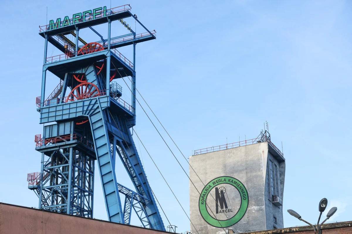 W kopalni Marcel przeprowadzono wizję lokalną w związku z poniedziałkowym wstrząsem, w wyniku którego zmarł jeden z górników, a 11 zostało rannych. Dyrektor Okręgowego Urzędu Górniczego w Rybniku nakazał wyłączenie jednej ze ścian wydobywczych z sieci wentylacyjnej - poinformowała w czwartek Polska Grupa Górnicza.