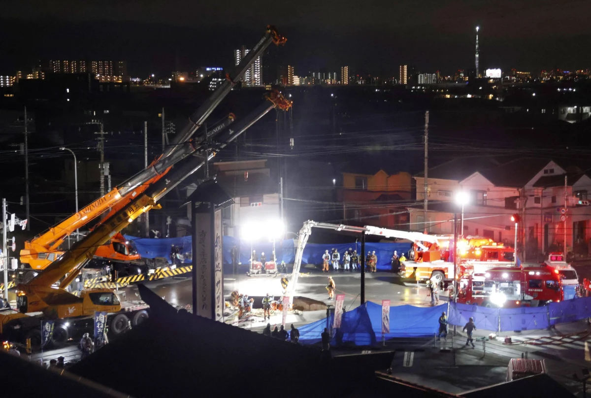 Ratownicy w Japonii próbują wyciągnąć kierowcę ciężarówki z zapadliska, które powstało we wtorek na skrzyżowaniu dróg w mieście Yashio, niedaleko Tokio. Ogromny lej pojawił się prawdopodobnie na skutek pęknięcia podziemnej rury kanalizacyjnej. Władze wydały nakazy ewakuacji dla 200 budynków, zaapelowały do mieszkańców, aby zużywali mniej wody.