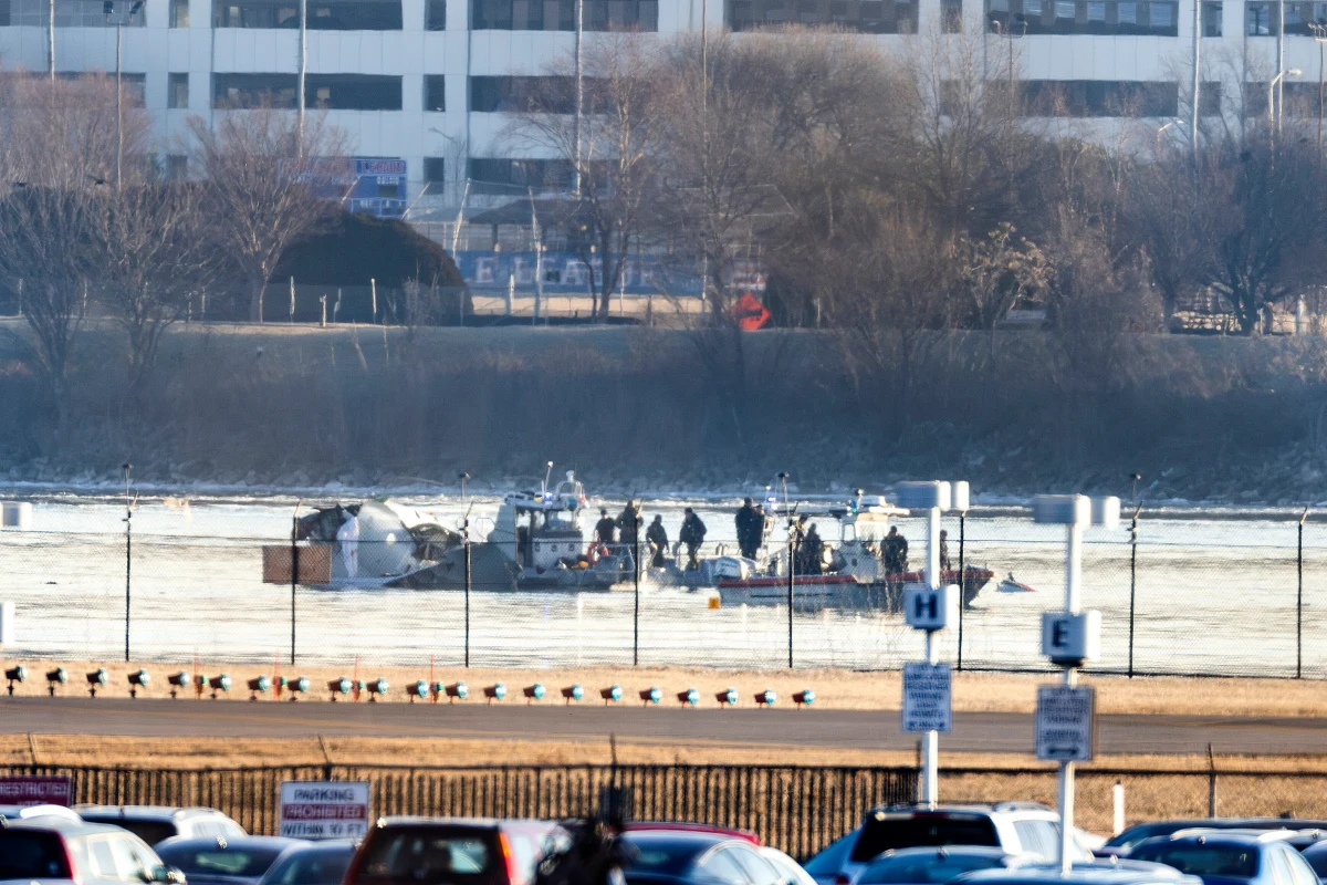 "Nie żyją prawdopodobnie wszystkie 64 osoby, które znajdowały się na pokładzie samolotu American Airlines" - przekazał na konferencji prasowej John Donnelly, szef straży pożarnej w stolicy USA. Z rzeki Potomak, do której spadły obie maszyny, wydobyto ciała co najmniej 27 ofiar z samolotu pasażerskiego i jedną ofiarę ze śmigłowca. Służby nie prowadzą już akcji ratunkowej, ale tylko i wyłącznie akcję poszukiwawczą. Jedna z czarnych skrzynek samolotu została odnaleziona przez nurków. 