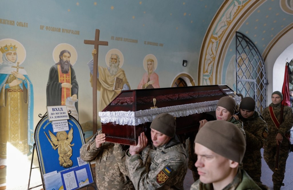 W Kijowie pożegnano Polaka Filipa Antosiaka, który poległ pod Pokrowskiem / fot. SERGEY DOLZHENKO / PAP/EPA SERGEY DOLZHENKO
