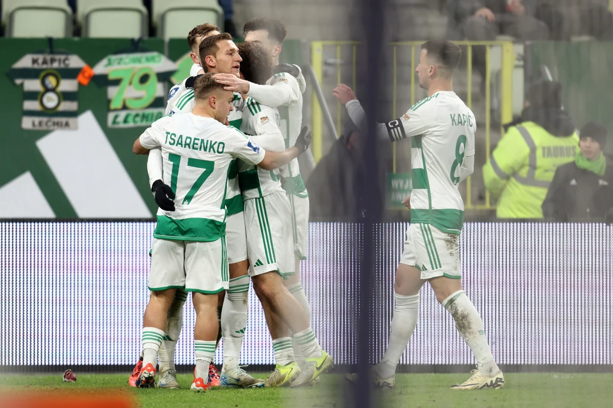 Lechia Gdańsk z odwieszoną licencją na ekstraklasę w trwającym sezonie. Decyzję ogłosiła w czwartek Komisja ds. Licencji Klubowych Polskiego Związku Piłki Nożnej. Nie zniesiono natomiast zakazu transferowego z jednoczesnym ograniczeniem rejestracji nowych graczy. Już w sobotę Lechię czeka pierwszy mecz po zimowej przerwie.