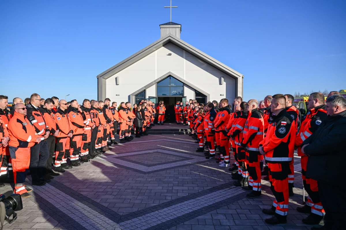 "Ratownik musi być chroniony jak policjant" - powiedział wiceminister zdrowia Wojciech Konieczny podczas pogrzebu ratownika medycznego, który został śmiertelnie ugodzony nożem podczas interwencji. "O takich ludziach można powiedzieć: bohaterowie dnia codziennego. Trudno jednak o bohaterstwo, gdy trzeba walczyć o własne życie, ratując innych ludzi" - mówił dyrektor stacji pogotowia ratunkowego. W czwartek 64-latek spoczął na cmentarzu w Białej Podlaskiej (Lubelskie). W pogrzebie wzięli udział ratownicy z całej Polski.