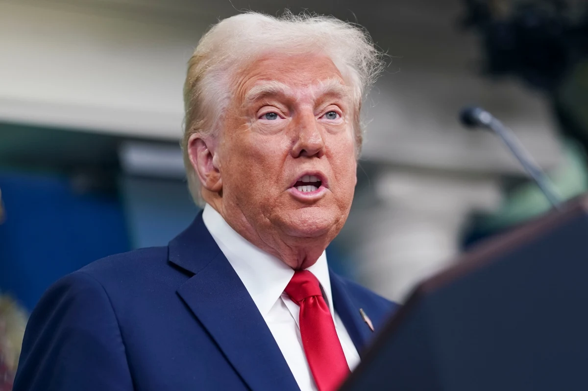 "Niestety, nikt nie przeżył katastrofy" - powiedział w czwartek prezydent Donald Trump podczas konferencji poświęconej katastrofie samolotu i śmigłowca Black Hawk pod Waszyngtonem. W dalszej części wystąpienia szukał winnych. "Moi poprzednicy obniżali standardy dla kontrolerów lotów, stawiając różnorodność ponad bezpieczeństwo" - mówił prezydent USA.  "Trump od dawna zarzucał, że firmy zatrudniały pracowników nie z powodu ich umiejętności, a tego jaki mają na przykład kolor skóry czy skąd pochodzą" - zwraca uwagę Paweł Żuchowski, amerykański korespondent RMF FM.