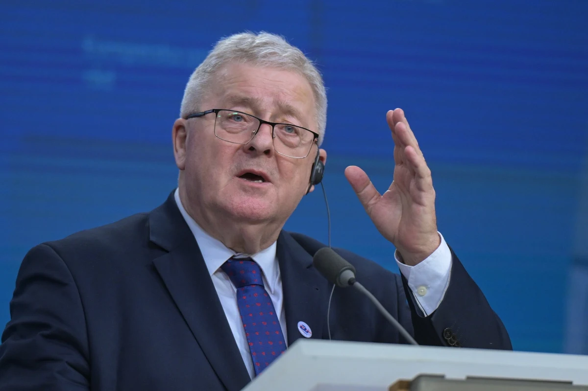 Komisja Europejska zarzuca polskiemu ministrowi rolnictwa mówienie nieprawdy - dowiedziała się brukselska korespondentka RMF FM Katarzyna Szymańska-Borginon. Podczas prezentacji priorytetów polskiej prezydencji Czesław Siekierski stwierdził, że KE prowadziła negocjacje w sprawie umowy handlowej z krajami Mercosur w sposób utajniony.