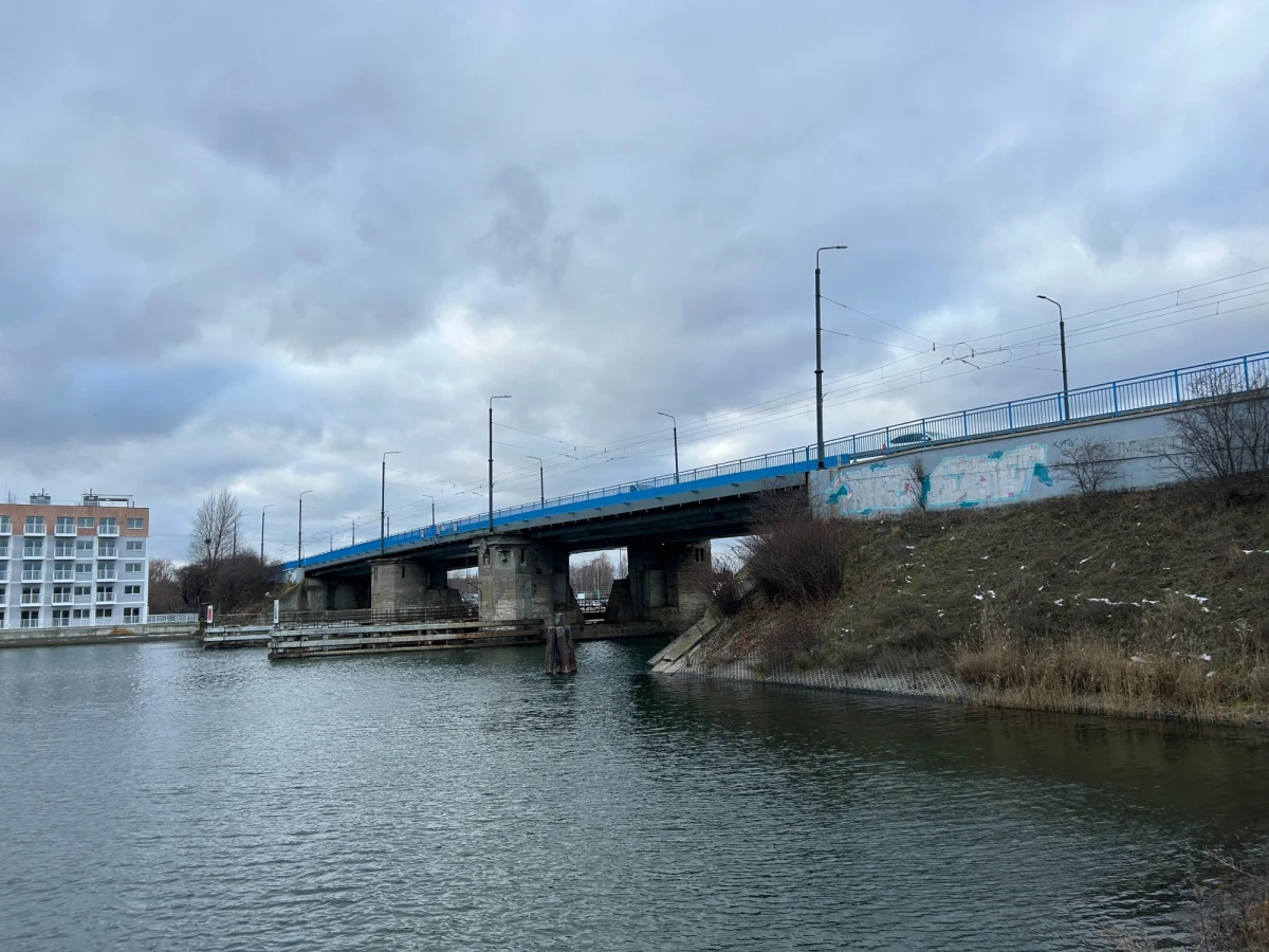 Gdańsk przeznaczy 30 mln zł na remont mostu Siennickiego, który został zamknięty na początku stycznia. O tym zdecydowali dziś jednogłośnie radni. Nurkowie i naukowcy z Politechniki Gdańskiej sprawdzą, czy istnieje możliwość przywrócenia ruchu pieszego na przeprawie. 