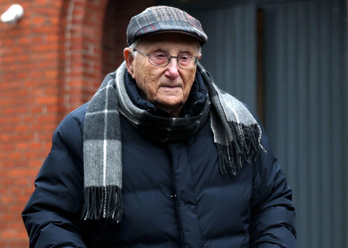 "Wkrótce będzie tak, jak w moim dzieciństwie, gdy władzę przejęli naziści i Adolf Hitler" - mówi ocalały z Holokaustu Albrecht Weinberg. Chce on zwrócić swój Order Zasługi RFN po tym, gdy w Bundestagu dzięki poparciu AfD uchwalono wniosek chadecji o zaostrzenie polityki migracyjnej. Protestują też inne osoby.