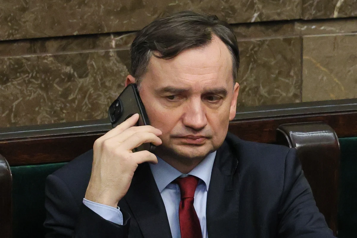 Zbigniew Ziobro ma być w piątek doprowadzony przed komisję śledczą ds. Pegasusa. Jak zapowiedział, dobrowolnie nie stawi się na wezwanie. Poseł PiS Michał Wójcik poinformował w czwartek wieczorem, że Ziobro przebywa w Brukseli, ale w piątek powinien być już w Polsce.