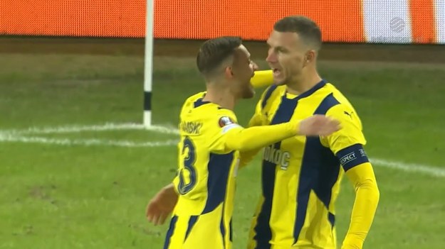 Midtjylland - Fenerbahce 1:2. Asysta Sebastiana Szymańskiego przy golu doświadczonego Edina Dzeko.

Pełne mecze Ligi Europy obejrzeć można w kanałach sportowych Polsatu.