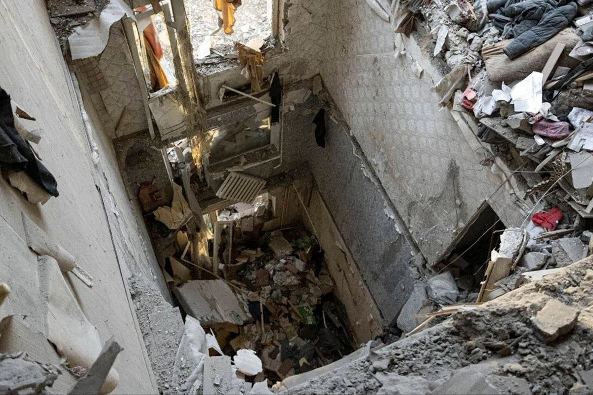 W Sumach na północnym-wschodzie Ukrainy rosyjski dron uderzył w wieżowiec mieszkalny. W wyniku ataku zginęło 9 osób, a kilkanaście zostało rannych.