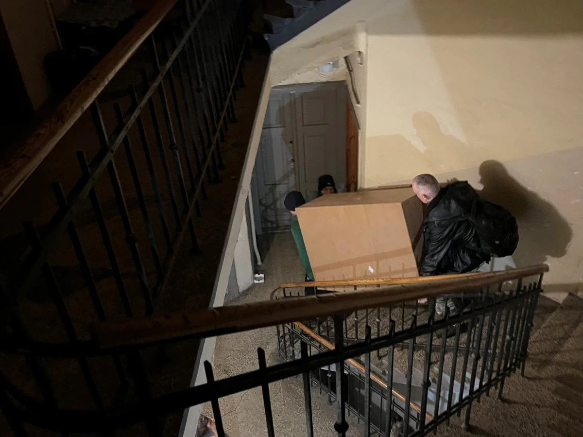 To była ciężka noc dla mieszkańców kamienicy przy ulicy Farbiarskiej w centrum Lublina. Lokatorzy wywozili z domów dobytek, bo ściany ich kamienicy zaczęły pękać. 