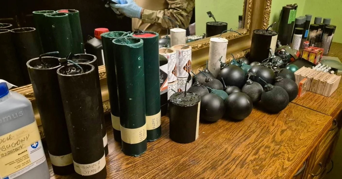 Pokaźny arsenał znaleziono w mieszkaniu mężczyzny, który groził szefowi Wielkiej Orkiestry Świątecznej Pomocy Jerzemu Owsiakowi. Mieszkaniec Łodzi usłyszał na razie zarzuty gróźb karalnych, jednak mogą one zostać rozszerzone.