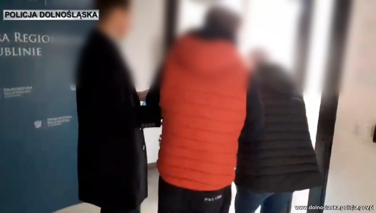 Wrocławscy policjanci zatrzymali adwokata, który przez lata oszukiwał swoich klientów. 56-letni mężczyzna, wykorzystując swoje rzekome wpływy w prokuraturze, obiecywał pomoc w uchyleniu środków zapobiegawczych takich jak tymczasowe aresztowanie, żądając w zamian korzyści majątkowych. Przez siedem lat swojej przestępczej działalności wyłudził od swoich klientów co najmniej 1,2 miliona złotych. 