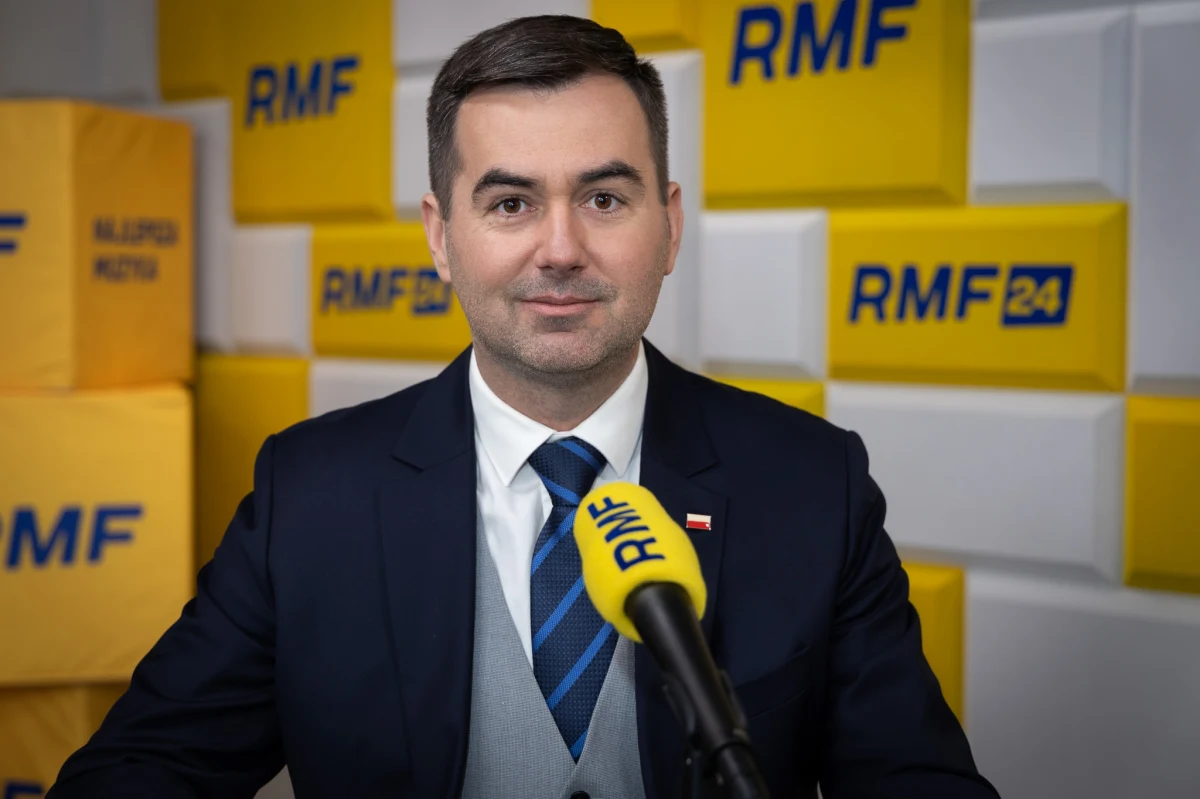 "Mamy do czynienia z takim teatrem politycznym. (…) Wątpię, żeby Zbigniew Ziobro stawił się przed komisją. Narracja, którą prowadzi Prawo i Sprawiedliwość, czyli że komisja jest nielegalna, powoduje, że zdaje się to być mało prawdopodobnym rozwiązaniem" – powiedział w Porannej rozmowie w RMF FM gość Tomasza Terlikowskiego Błażej Spychalski, doradca społeczny prezydenta Andrzeja Dudy. 